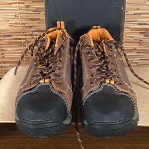 Wolverine Chisel Steel-toe Low cut work shoe